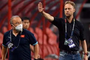 HLV Park Hang Seo đàm phán hợp đồng với Thái Lan.