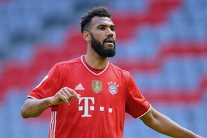 Eric Maxim Choupo-Moting làm khán giả ở trận gặp Man City vì chấn thương.