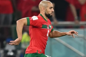 Tiền vệ Sofyan Amrabat lọt tầm ngắm của Barca.