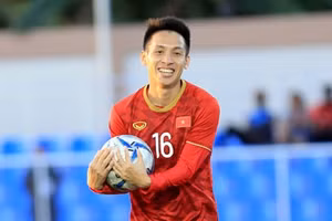 Đỗ Hùng Dũng thận trọng trước trận làm khách của Wuhan Three Towns.