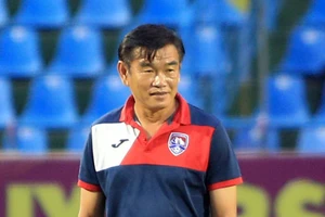 HLV Phan Thanh Hùng thất vọng sau trận thua Bình Định FC trên sân nhà.