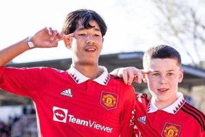  Jariyah Shah (trái) cùng con trai Rooney ở U15 Man United.