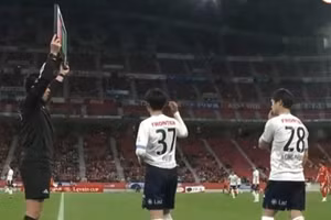 Công Phượng lần đầu đá chính ở J.League trong trận thua của Yokohama FC trước Nagoya.