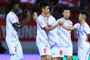 CLB Hải Phòng nhận thưởng 200 triệu từ VFF sau chiến thắng trước PSM Makassar ở AFC Cup.