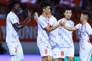 CLB Hải Phòng nhận thưởng 200 triệu từ VFF sau chiến thắng trước PSM Makassar ở AFC Cup.