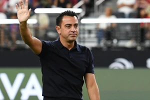 HLV Xavi muốn trao bóng vàng cho Messi.