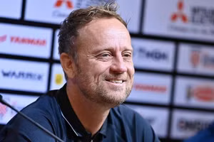 HLV Mano Polking giành trọn 3 điểm ở trận gặp Singapore.