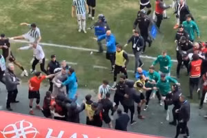 Bóng đá Thổ Nhĩ Kỳ tiếp tục tái diễn tình trạng bạo lực trên sân cỏ.