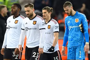 Thủ thành De Gea xin lỗi người hâm mộ sau trận thua Liverpool.