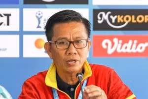 HLV Hoàng Anh Tuấn chưa hài lòng với các học trò dù thắng đậm Mông Cổ.