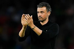 HLV Luis Enrique trở thành thuyền trưởng của PSG.