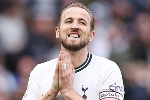 Harry Kane vẫn chưa chốt được tương lai sau nhiều lời mời gọi.