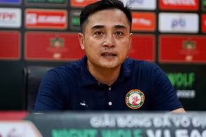 HLV Nguyễn Đức Thắng tỏ ra vô cùng thất vọng khi đội nhà dừng bước ở bán kết Cúp Quốc gia.