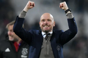 HLV Ten Hag tiếp tục gắn bó với Man United.