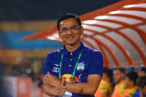 HLV Kiatisak được kêu gọi trở lại tuyển Thái Lan thay thế ông Polking.