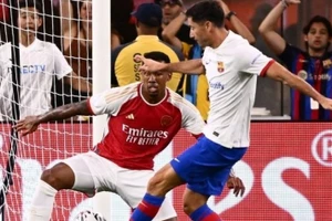 Arsenal thắng cách biệt Barca tại Mỹ.