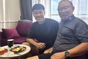 Lương Xuân Trường thăm HLV Park Hang Seo.