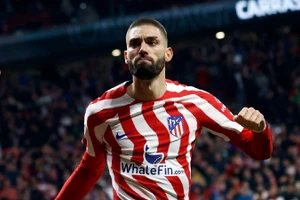 Yannick Carrasco sẽ không tới Barca như đồn đoán.