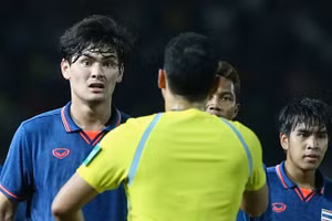 Trọng tài bắt trận chung kết SEA Games nhận nhiều chỉ trích sau nhiều sai sót đáng trách.