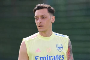 Mesut Ozil giải nghệ ở tuổi 34.