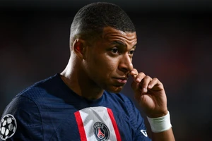 Jamie Carragher khuyên Mbappe rời PSG sau thất bại ở C1.