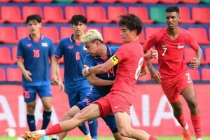 Singapore nguy cơ bị loại sớm ở SEA Games sau trận thua tan nát Thái Lan.