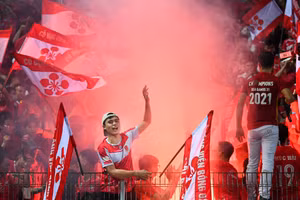 CĐV Hải Phòng đốt pháo sáng trên sân Hàng Đẫy ở vòng 4 giai đoạn hai V.League.