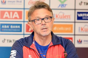 HLV Troussier chưa hài lòng với chiến thắng của các học trò trước U22 Lào.