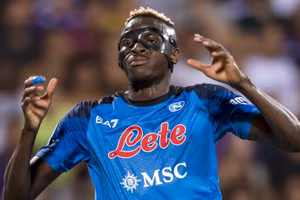  Osimhen đang đàm phán gia hạn với Napoli.