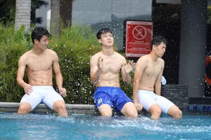Bộ ba trung vệ Bùi Tiến Dũng, Đỗ Duy Mạnh, Đình Trọng khoe cơ bắp ở bể bơi.