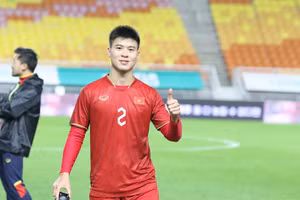 Hậu vệ Duy Mạnh thể hiện quyết tâm ở trận gặp Hàn Quốc.