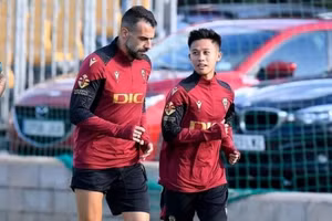 Vĩnh Nguyên sánh bước cùng cựu tiền đạo Man City - Alvaro Negredo.