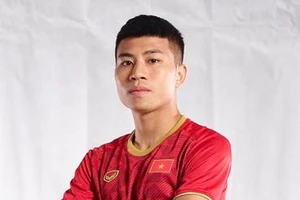 Đinh Thanh Bình sang Singapore điều trị chấn thương.