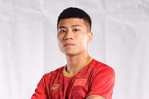 Đinh Thanh Bình sang Singapore điều trị chấn thương.