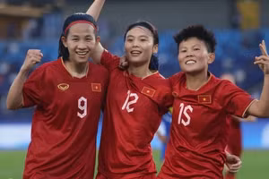 Thuý Hằng (số 9) muốn ghi bàn vào lưới tuyển Nhật Bản.