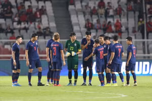 Để cổ động viên đốt pháo sáng, bóng đá Thái Lan bị AFF phạt gần nửa tỷ đồng.