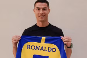 Ronaldo gia nhập CLB Al Nassr với mức lương khủng.