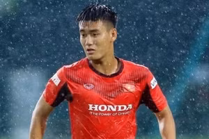 Tiền vệ Hoàng Văn Hải quyết định treo giày ở tuổi 22.
