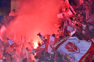 CĐV Hải Phòng đốt pháo sáng trên Sân Hàng Đẫy trong trận đấu vào ngày 2/8..