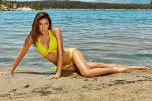 Vợ hoa hậu của thủ môn Chelsea sở hữu nhan sắc mê hoặc cùng body 'đốt mắt'