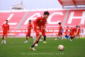 Lương Xuân Trường ghi bàn cho CLB Hải Phòng trong trận giao hữu với Hà Tĩnh.