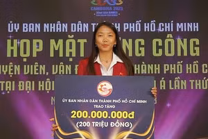 Huỳnh Như nhận phần thưởng 200 triệu đồng từ Ủy ban nhân dân TP Hồ Chí Minh.