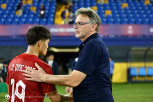 HLV Troussier cùng U22 Việt Nam giành HCĐ SEA Games 32. 