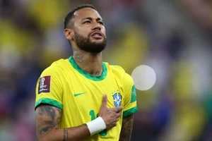 Neymar tỏ ra hết sức tức giận khi bị cổ động viên tấn công sau trận hòa Venezuela.