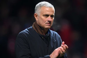 HLV Mourinho tiếp tục gắn bó với AS Roma FC.