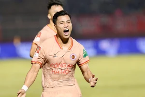 Văn Thanh có danh hiệu vô địch V-League đầu tiên sau khi rời Hoàng Anh Gia Lai.