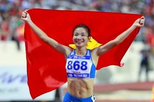 Nguyễn Thị Oanh được thưởng ô tô sau thành tích giành 3 Huy chương Vàng SEA Games cho điền kinh Việt Nam. 