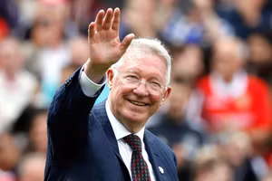 Sir Alex Ferguson được đồn đoán sắp tái xuất giúp MU vượt qua khó khăn.