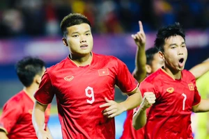 Văn Tùng tỏa sáng giúp U22 Việt Nam vào bán kết SEA Games.