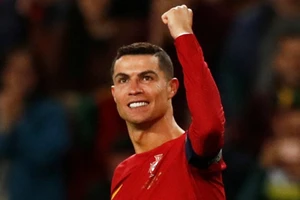 C.Ronaldo lập một loạt kỷ lục trong trận thắng của Bồ Đào Nha.